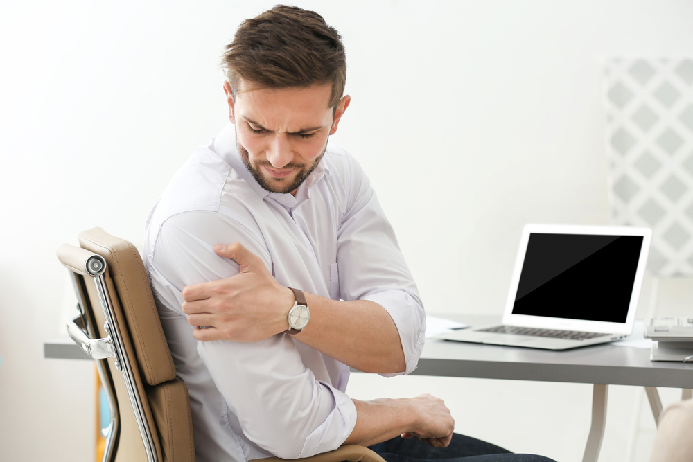 Man with shoulder pain needs chiropractic care.